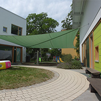 Grünes Sonnensegel in einem Kindergarten